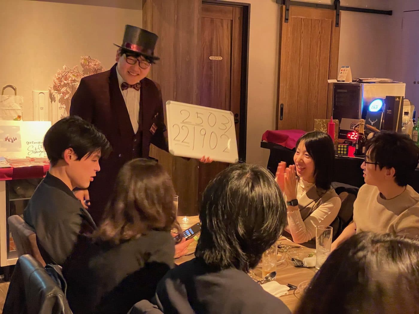 懇親会でテーブルマジックに沸くゲスト