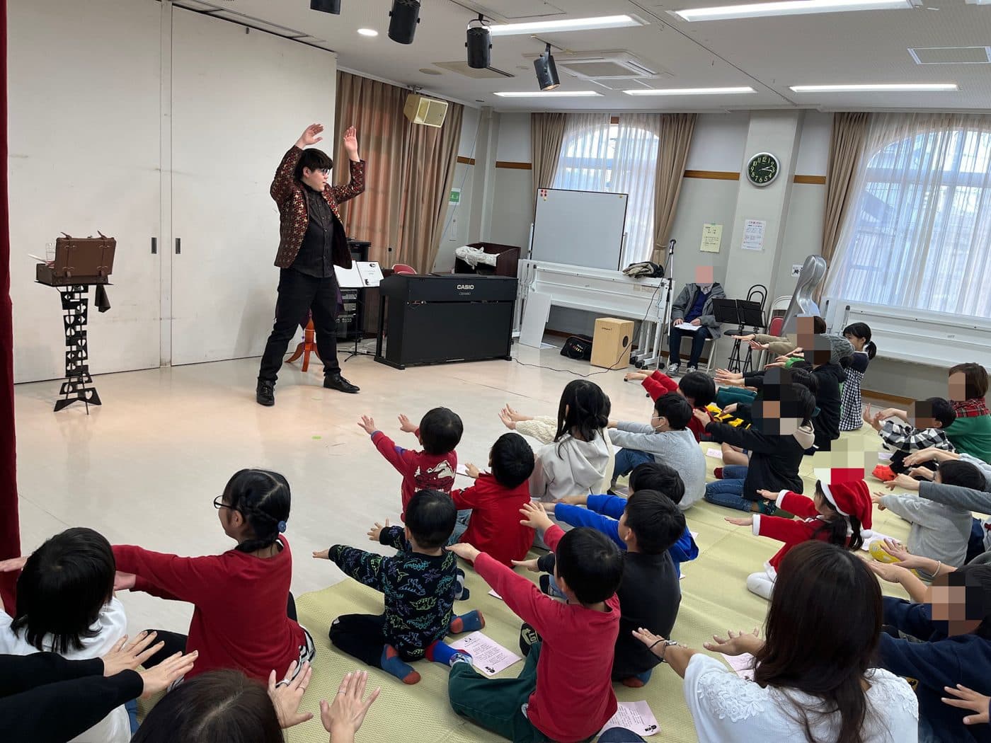 学校公演で盛り上がる子どもたち