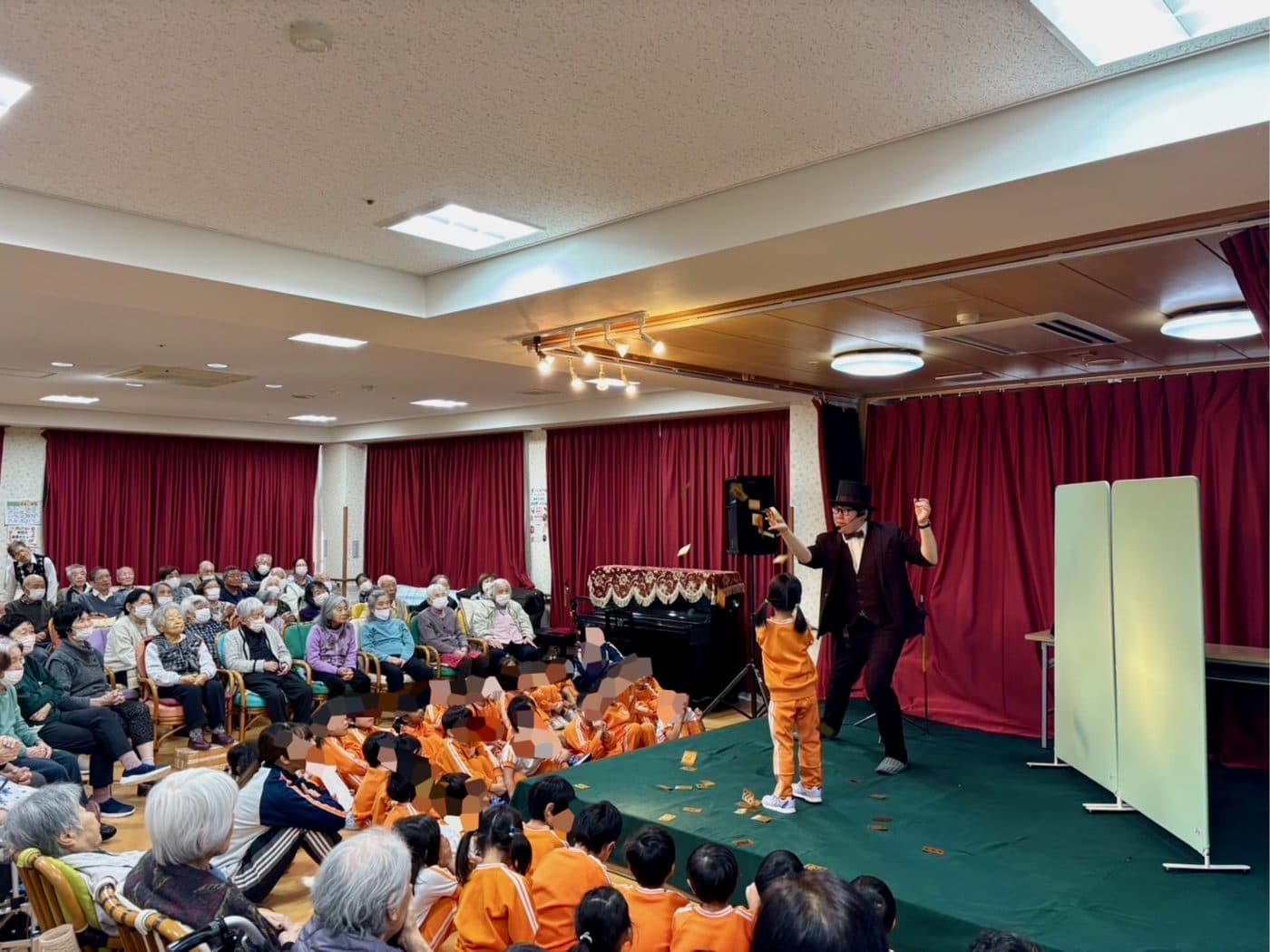 ステージ上で観客を巻き込みながらマジックを披露するマジシャンDaiSuke