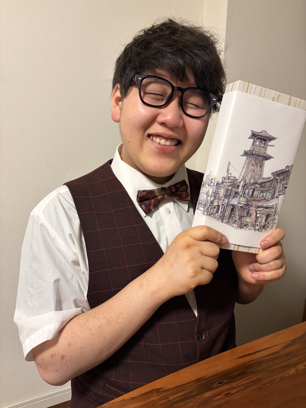 いただいたプレゼントを手に笑顔のマジシャンDaiSuke