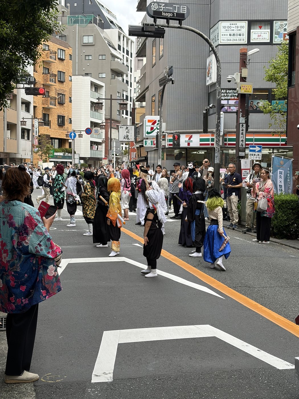 和装やコスプレの参加者が川崎の街を練り歩くパレードの様子