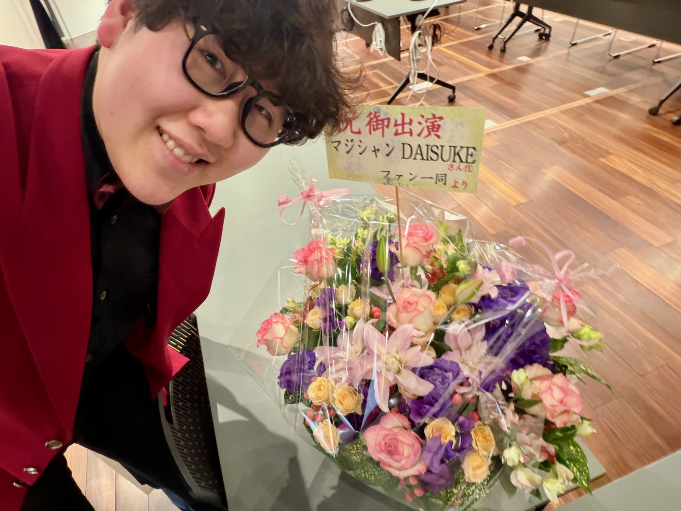 会場に届いたお花。「祝御出演 マジシャンDAISUKEさん江 ファン一同より」の札が添えられている