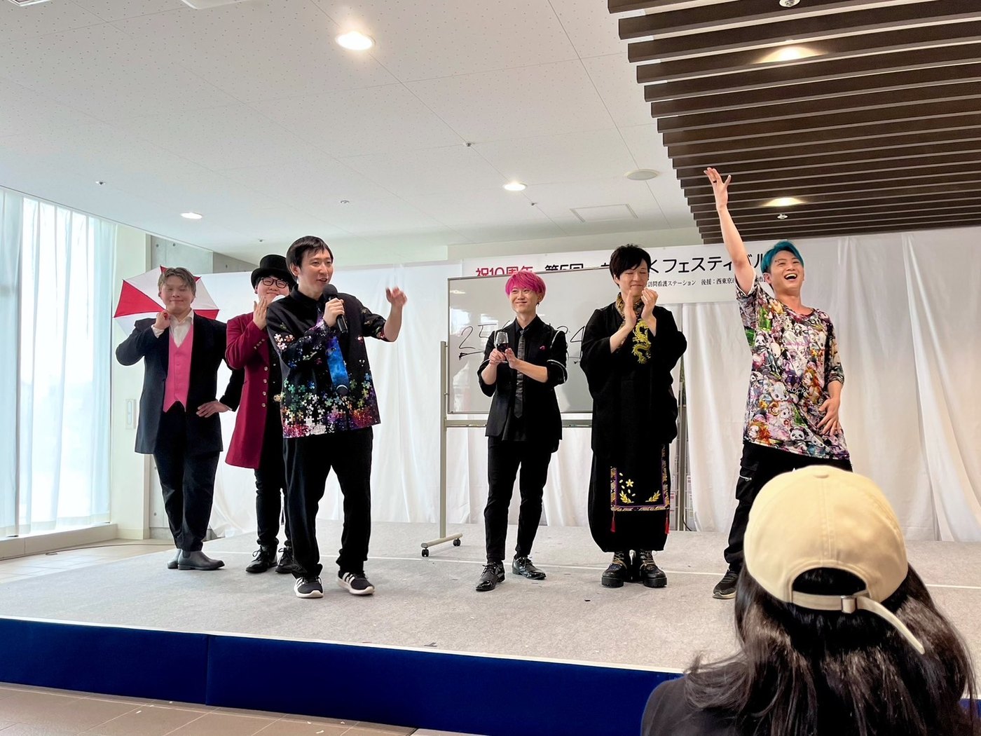 むさとくフェスティバルのステージに並ぶ6人のマジシャン