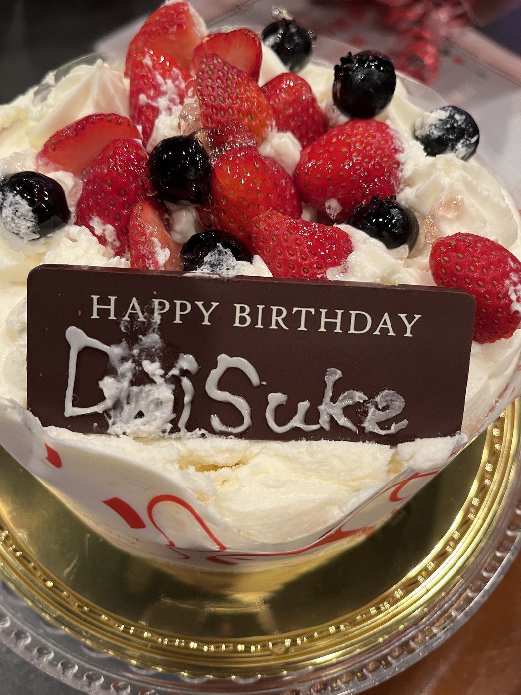 HAPPY BIRTHDAY DaiSukeと書かれたプレートがのったケーキ