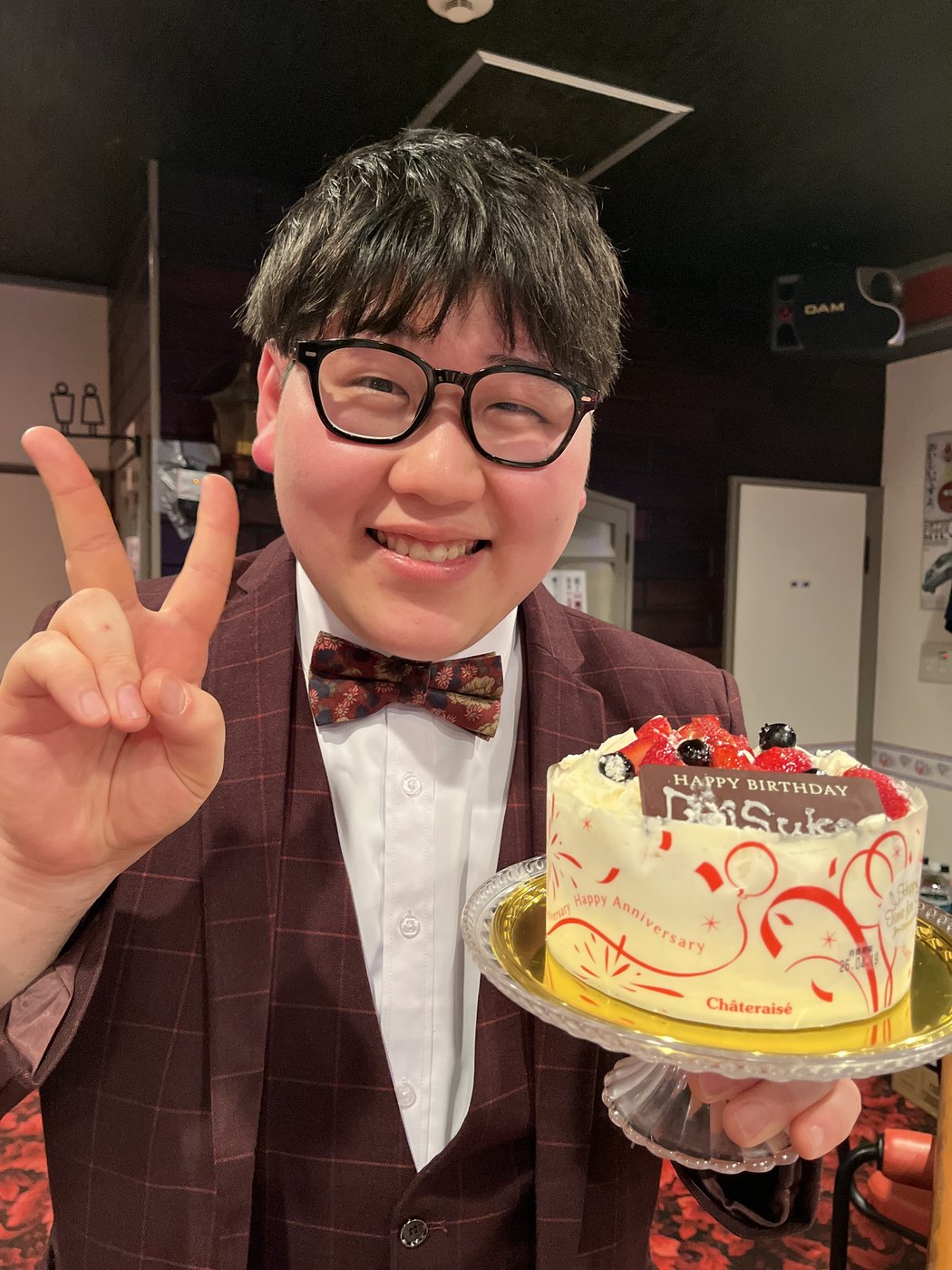 HAPPY BIRTHDAY DaiSukeのケーキを手にピースするマジシャンDaiSuke