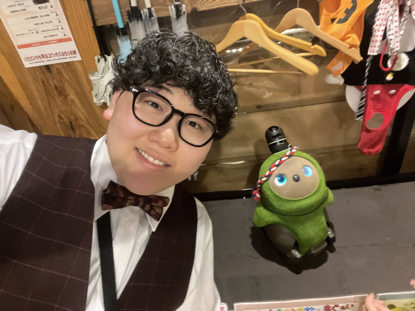 昔ばなし 土佐宿毛館の店内で自撮りするマジシャンDaiSuke
